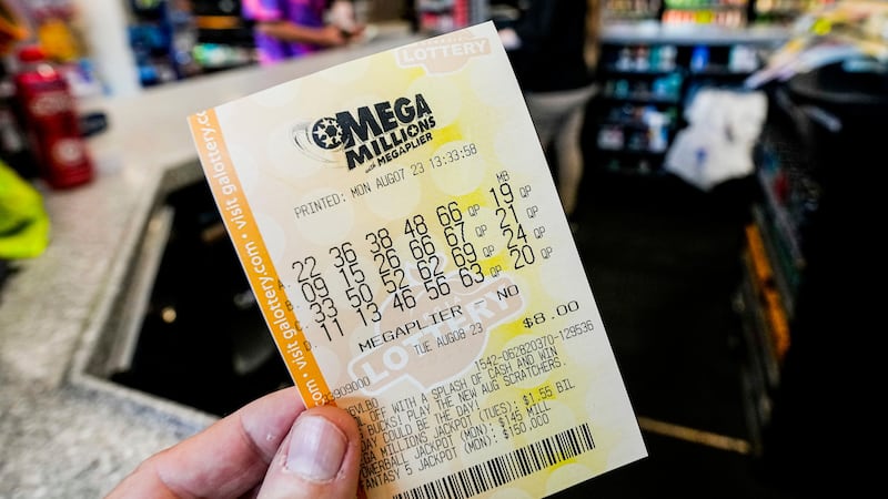 Imagen de archivo de un boleto de Mega Millions vendido en Georgia en agosto de 2023.