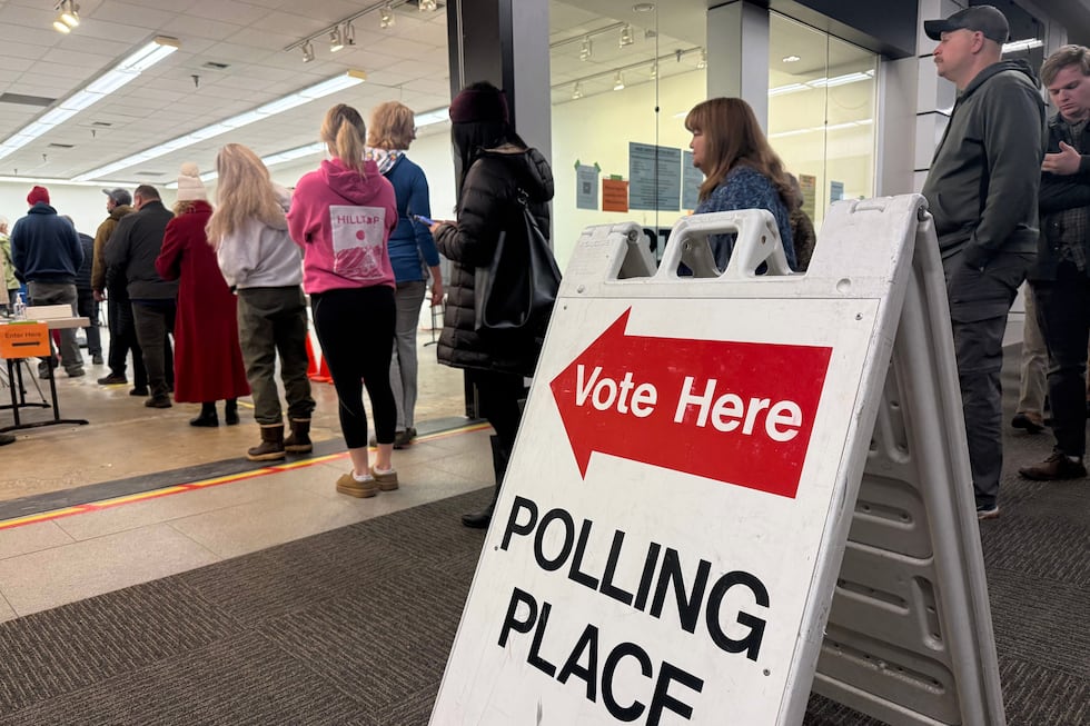 La entrada de un centro de votación en Anchorage, Alaska, el 21 de octubre del 2026. (AP...