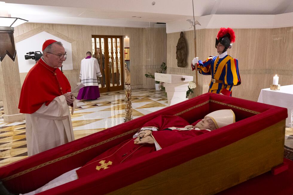 El secretario de Estado del Vaticano, el cardenal Pietro Parolin (izquierda), reza en frente...