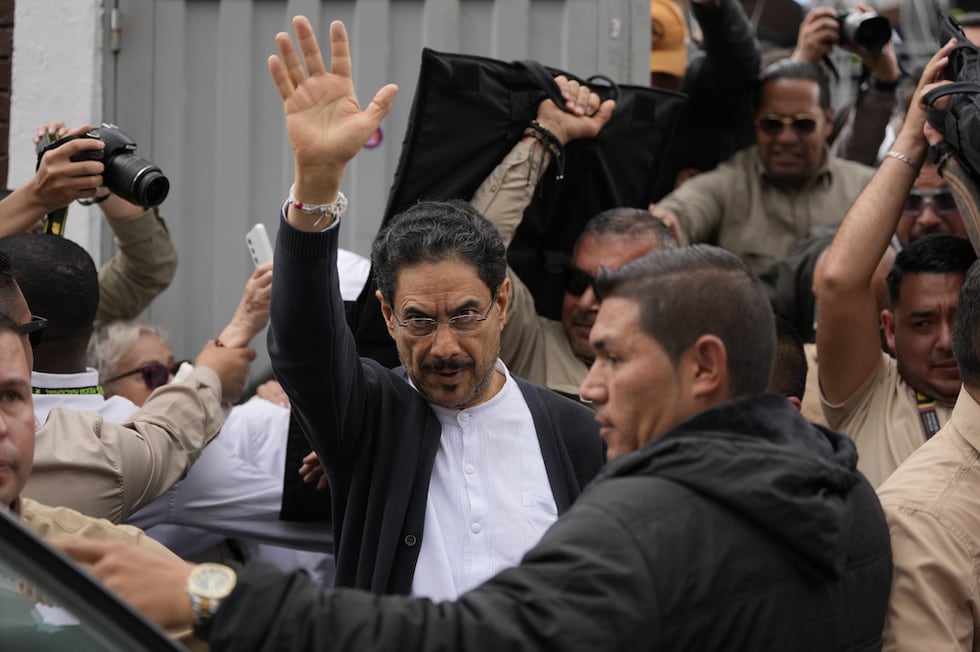 El candidato presidencial Iván Cepeda, de la coalición gobernante Pacto Histórico, saluda con...