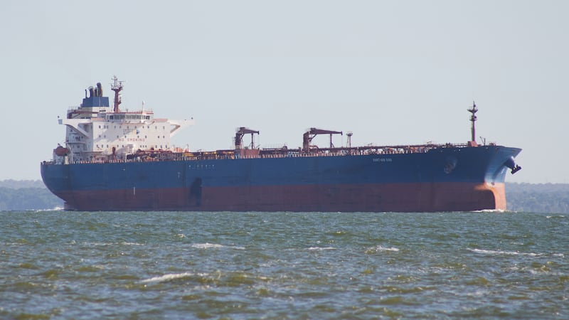 El buque petrolero Xanthos Eos navega en el lago Maracaibo, el 7 de enero de 2026, en...