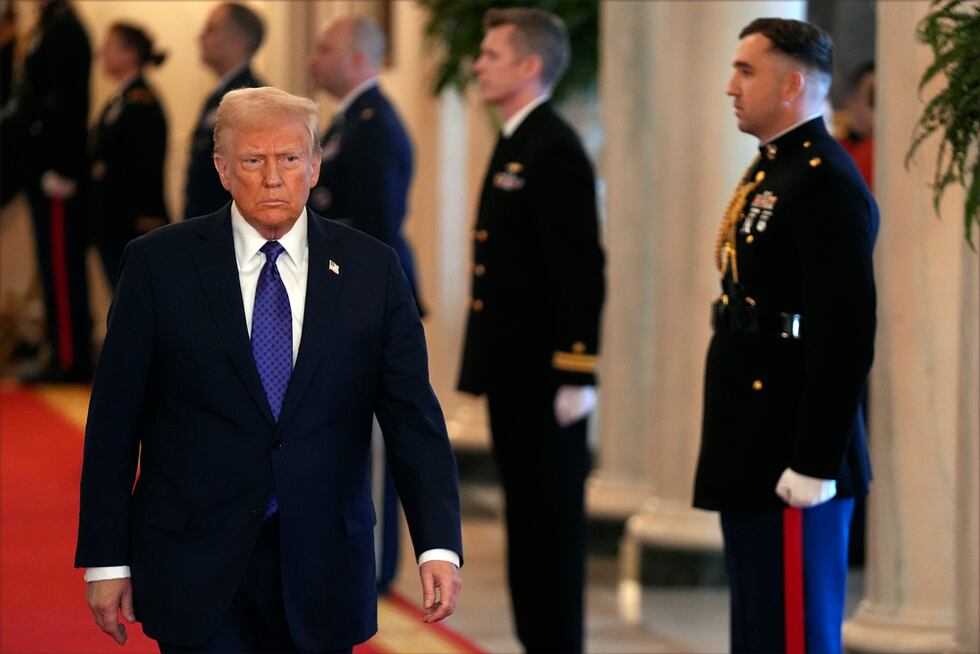 El presidente de Estados Unidos, Donald Trump, llega al Salón Este de la Casa Blanca para...