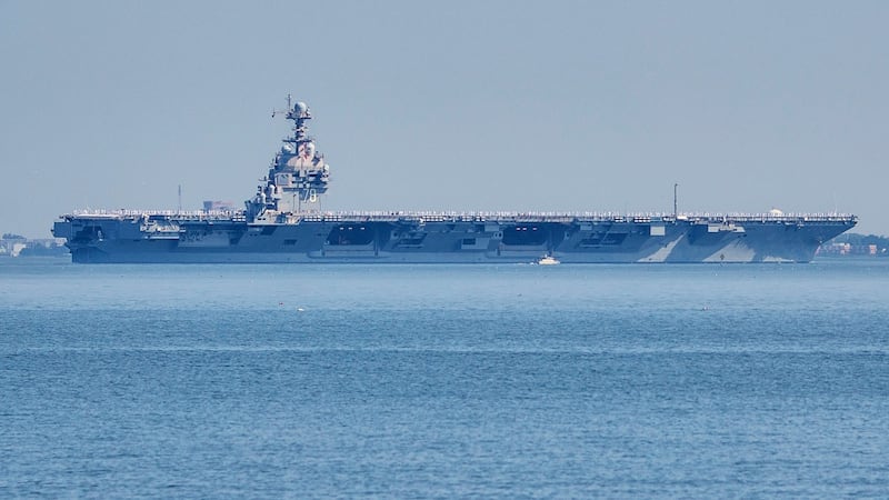 El portaaviones USS Gerald R. Ford saliendo de la Base Naval Norfolk, en Norfolk, Virginia, el...