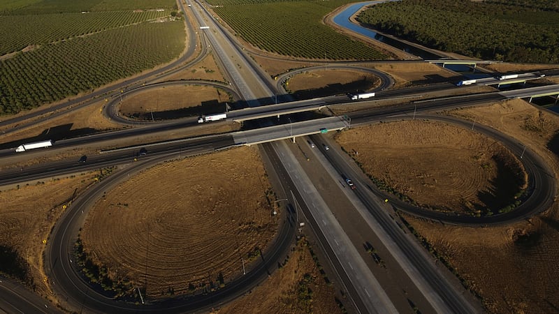 Camiones de carga circulan en dirección norte sobre la autopista interestatal 5, el 3 de...