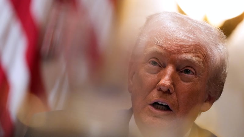 El presidente Donald Trump habla durante una reunión del gabinete en la Casa Blanca, el martes...