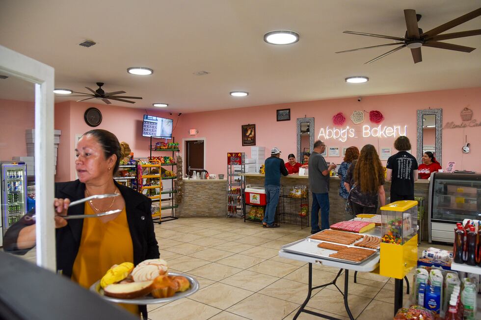 Clientes visitan la panadería Abby's Bakery en Los Fresnos, Texas, el 4 de marzo de 2025,...