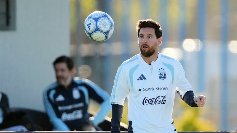 Lionel Messi se entrena previo a su último partido con la selección de Argentina, un amistoso...