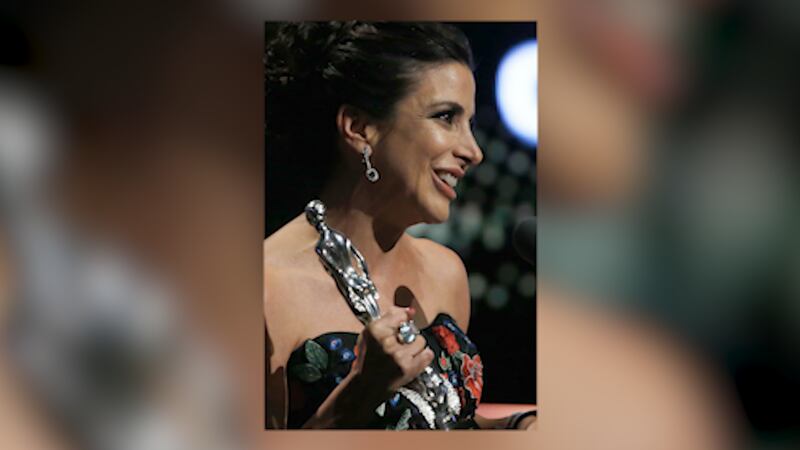 ARCHIVO - La actriz mexicana Veronica Toussaint recibe el premio a mejor coactuación femenina...