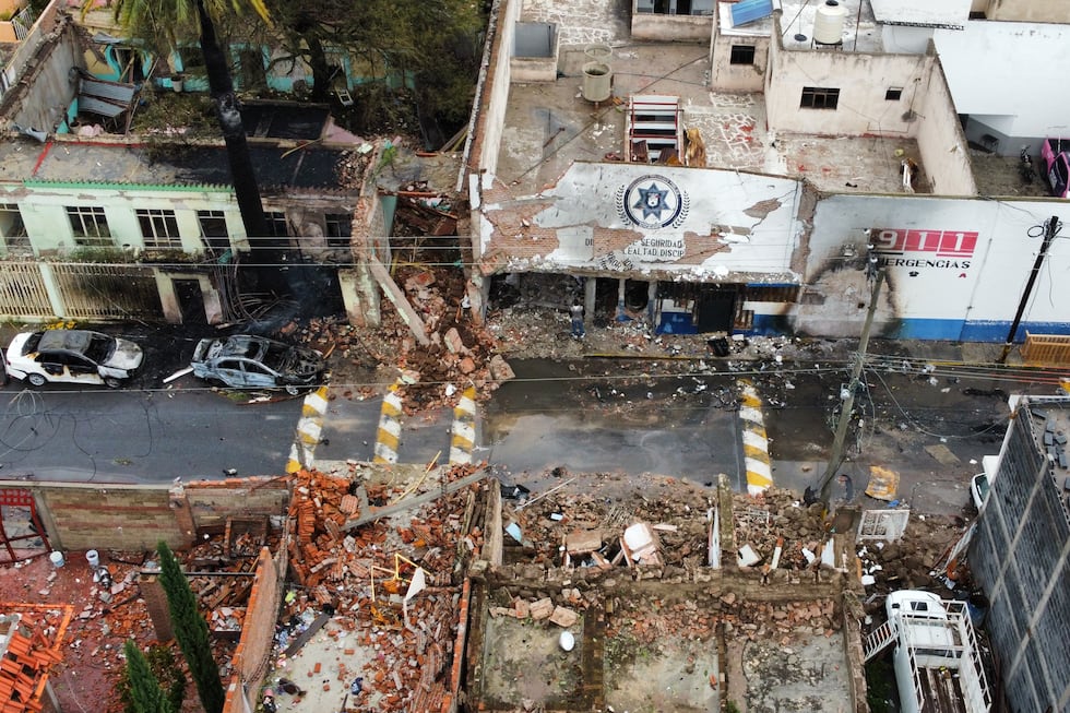 Una comisaría municipal, en la imagen superior, y otros edificios han resultado dañados tras...