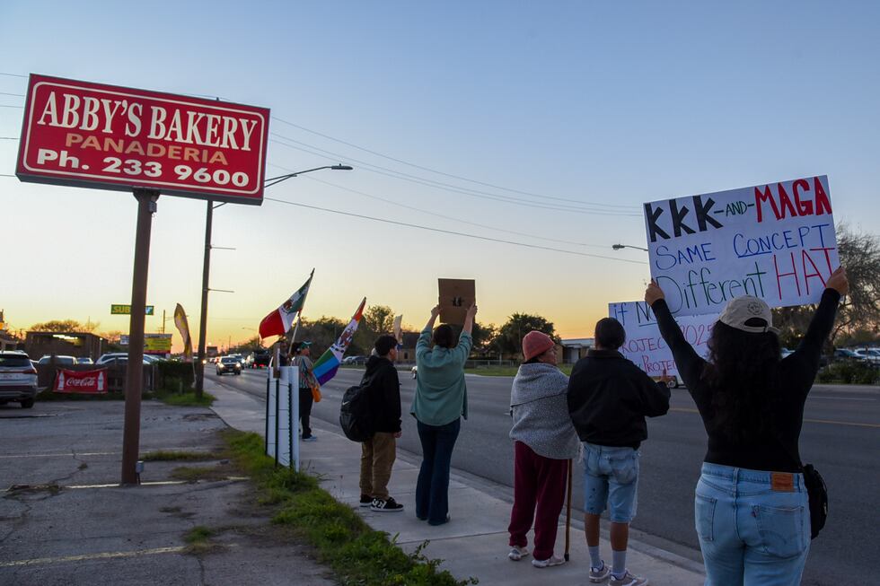 Simpatizantes locales se manifiestan frente a la panadería Abby's Bakery en Los Fresnos,...
