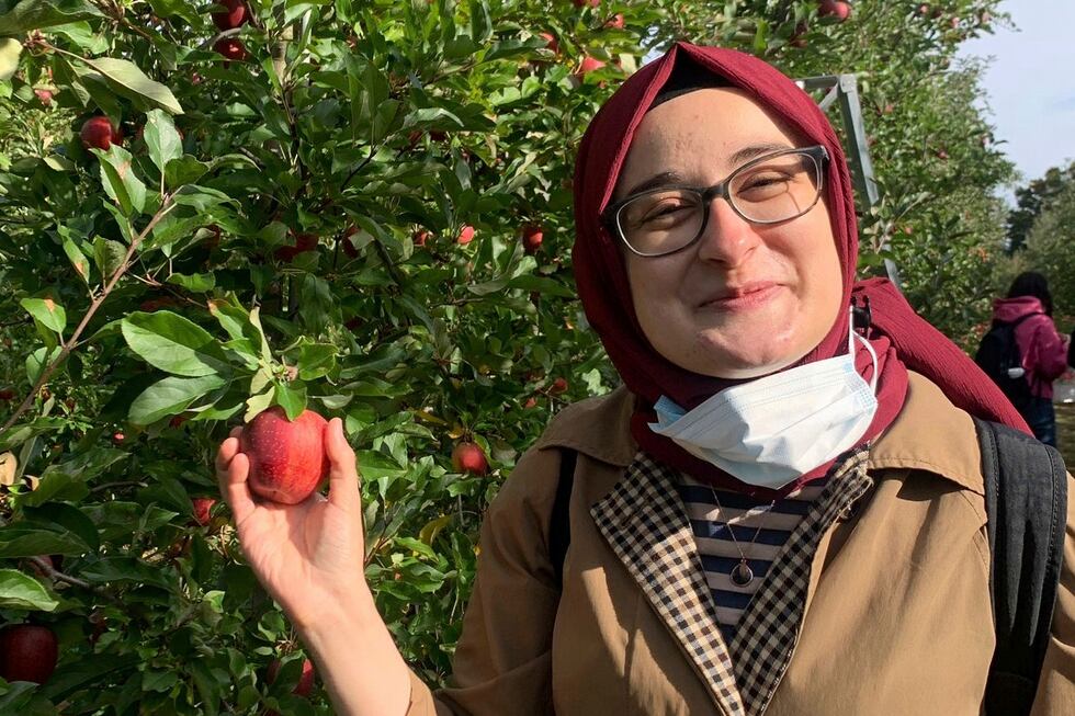 Esta fotografía muestra a Rumeysa Ozturk en un viaje para recoger manzanas en 2021. (AP Foto)