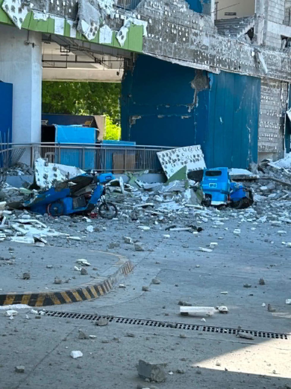 Esta imagen muestra vehículos dañados por escombros el lunes 8 de junio de 2026 tras un...