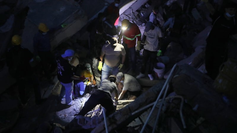 Personas buscan entre los escombros tras el terremoto que azotó Cali, Colombia, el lunes 10 de...