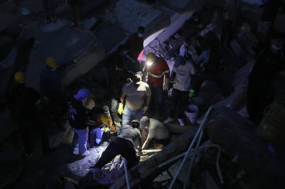Personas buscan entre los escombros tras el terremoto que azotó Cali, Colombia, el lunes 10 de...