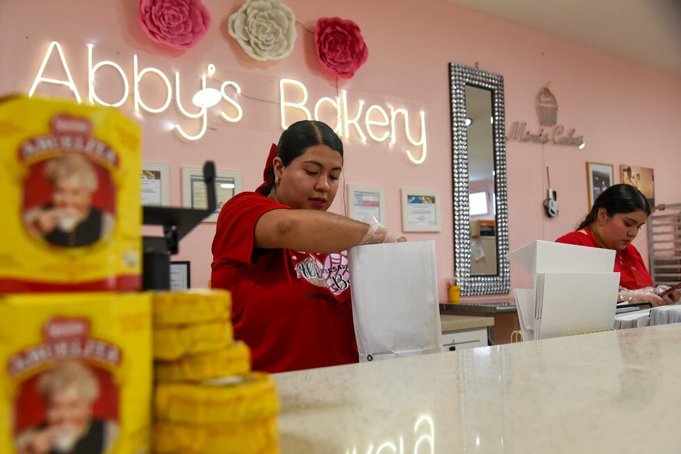 Dos mujeres laboran en la panadería Abby's Bakery en Los Fresnos, Texas, el 4 de marzo de...