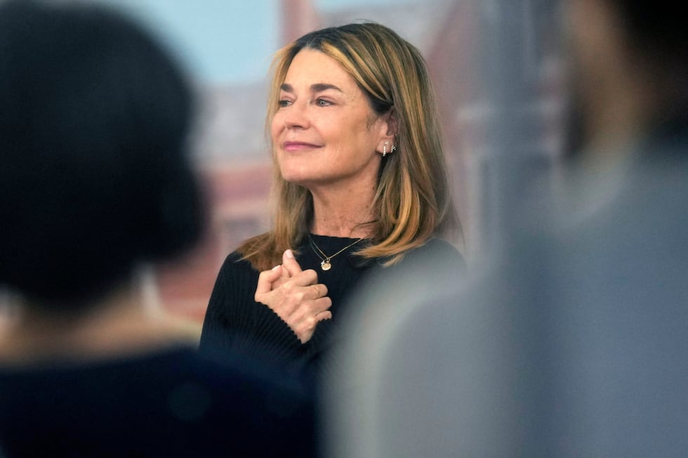 ARCHIVO - Savannah Guthrie visita el programa Today en Rockefeller Plaza en Nueva York el...