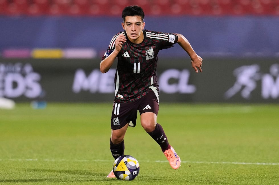 ARCHIVO - Gilberto Mora, de México, controla el balón durante un partido de la Selección Sub...