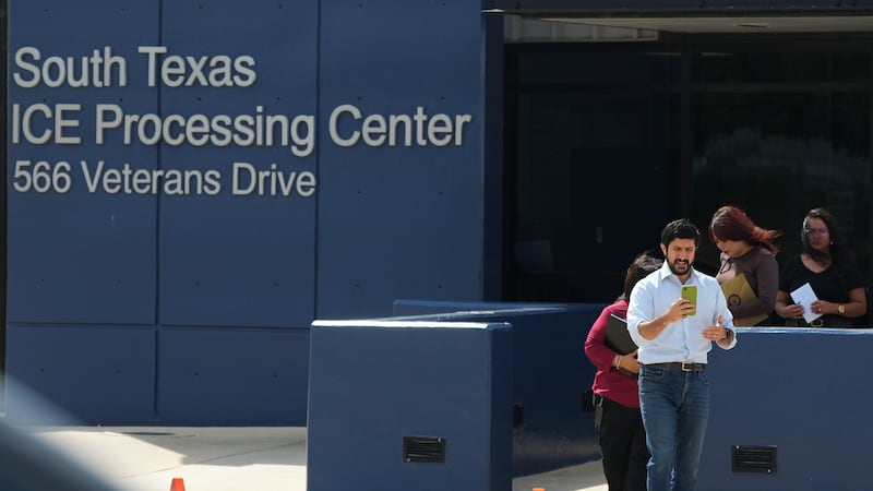 El congresista estadounidense Greg Casar y miembros de su equipo salen del Centro de...