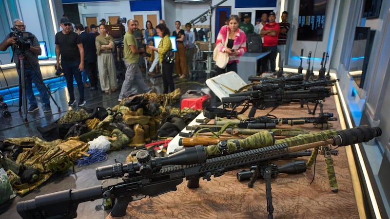 Armas que, según las autoridades cubanas, fueron recuperadas de una lancha rápida en aguas de...