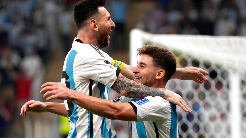Julián Álvarez (derecha) y Lionel Messi celebran un gol de Argentina en el partido de octavos...