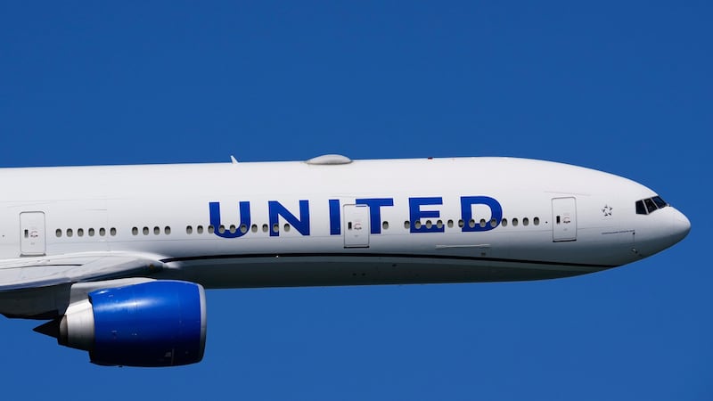 Un avión de United Airlines vuela durante el Espectáculo Aéreo de la Semana de la Flota de San...