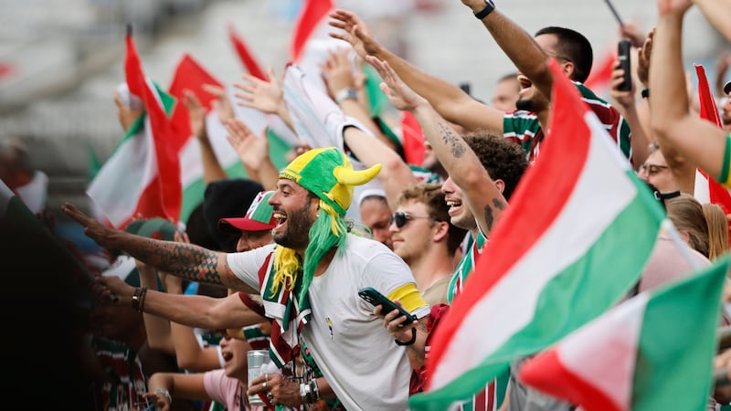 Hinchas de Fluminense celebran tras la victoria ante el Inter de Milán en el Mundial de...