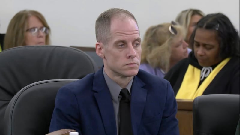 Caleb Flynn escucha los procedimientos judiciales en el Tribunal de Causas Comunes del condado...