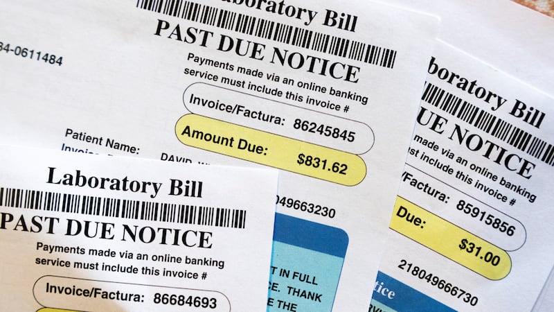 ARCHIVO - Facturas médicas el 26 de junio de 2023, en Temple Hills, Maryland. (AP...