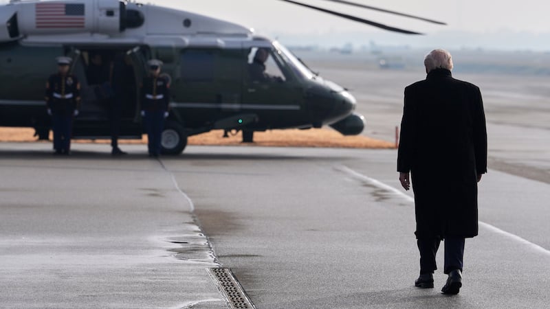 El presidente Donald Trump camina hacia el Marine One para trasladarse a Davos tras llegar al...