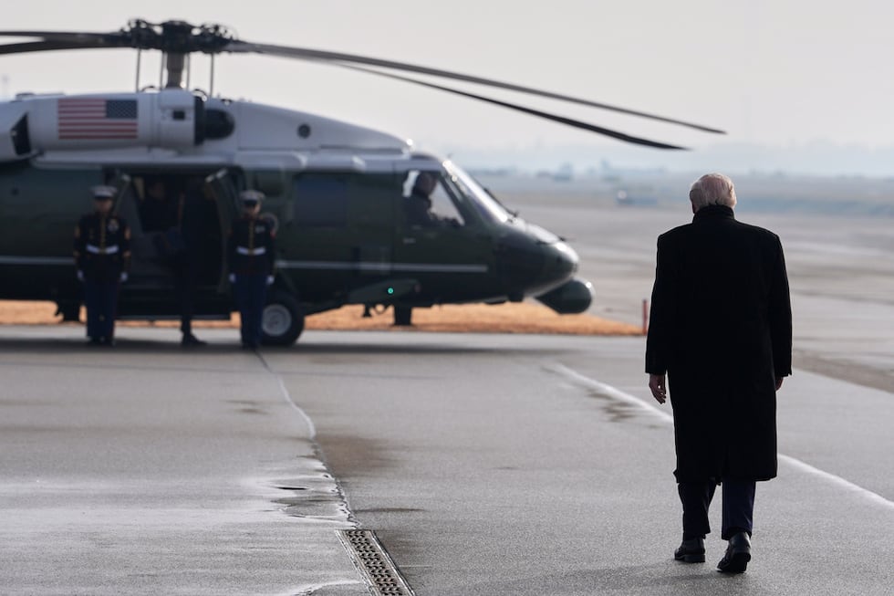 El presidente Donald Trump camina hacia el Marine One para trasladarse a Davos tras llegar al...