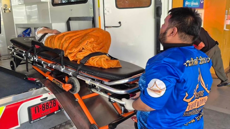 En esta foto del domingo 23 de noviembre de 2025, paramédicos trasladan a una anciana, hallada...