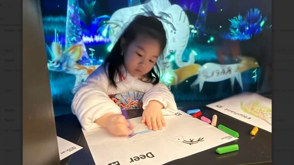 Chang Tong dijo que su hija Lena, de 4 años, fue mordida por un coyote que estaba en la...