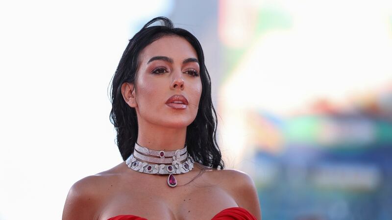 Georgina Rodríguez posa para los fotógrafos a su llegada al estreno de la película 'Enea'...