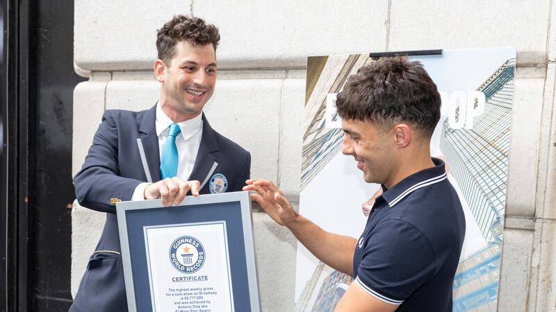 Andy Glass, izquierda, y el ilusionista Antonio Diaz "El Mago Pop", ganador del récord...