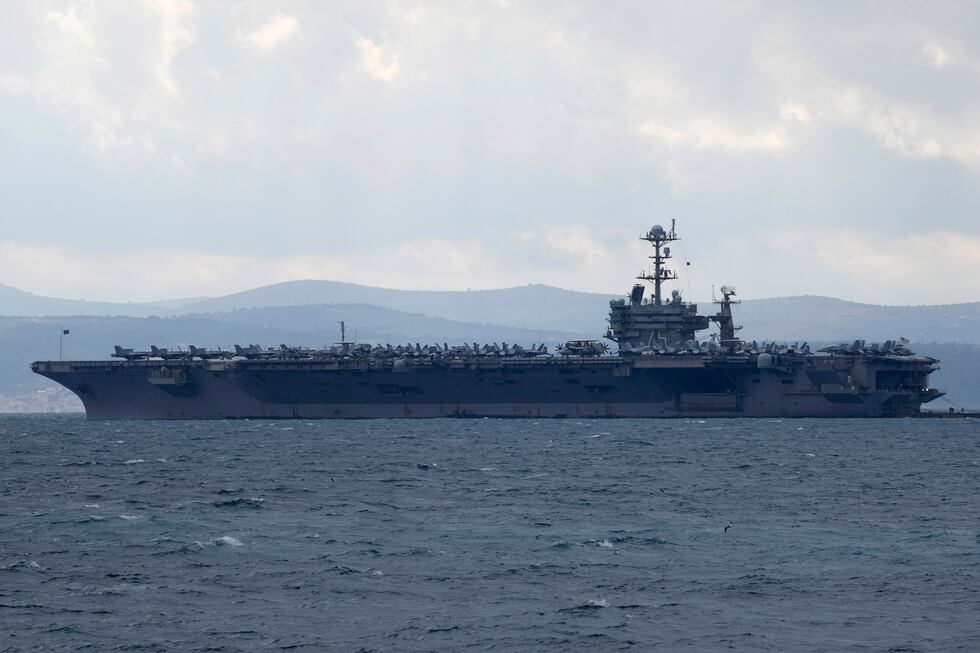 ARCHIVO - El portaaviones USS Harry S. Truman se ve fondeado cerca de Split, Croacia, el 14 de...