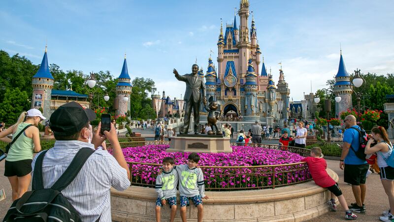 ARCHIVO – Un grupo de personas visitan el parque Reino Mágico en el centro vacacional Walt...