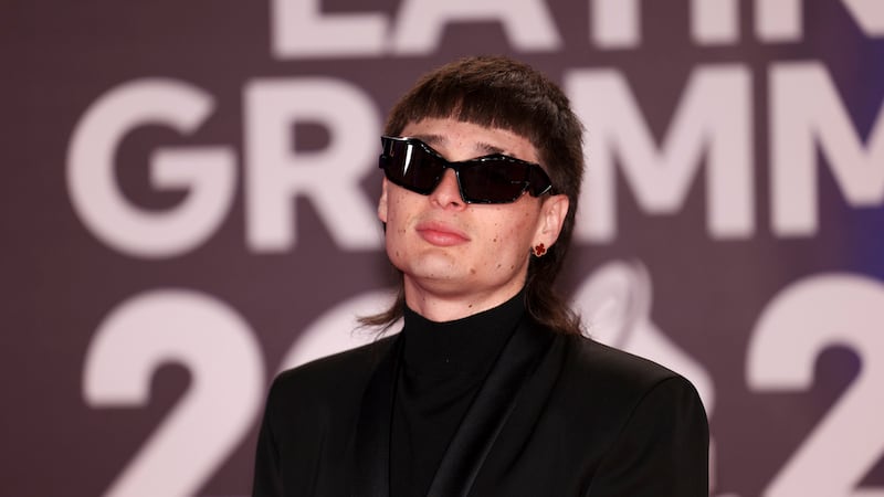 Ella Baila Sola de Peso Pluma y Eslabón Armado