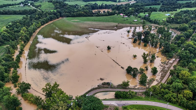 Agua de una inundación cubre una parte de Roseville, el miércoles 12 de agosto de 2026, en...