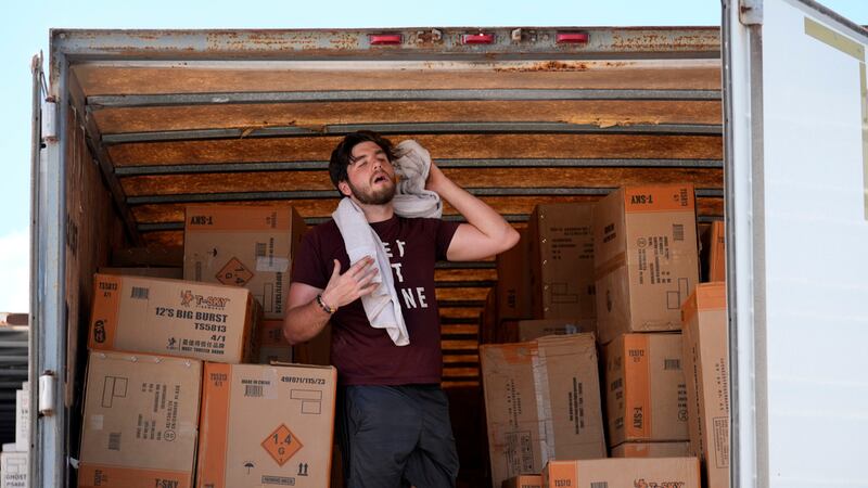 Ethan Hickman utiliza una toalla para enjugarse el sudor mientras se toma un descanso de...