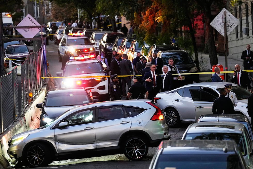 Agentes del orden en el lugar de un tiroteo, el jueves 8 de octubre de 2026, en Nueva York....