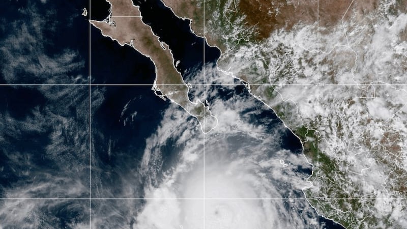 Esta imagen satelital, proporcionada por la Oficina Nacional de Administración Oceánica y...