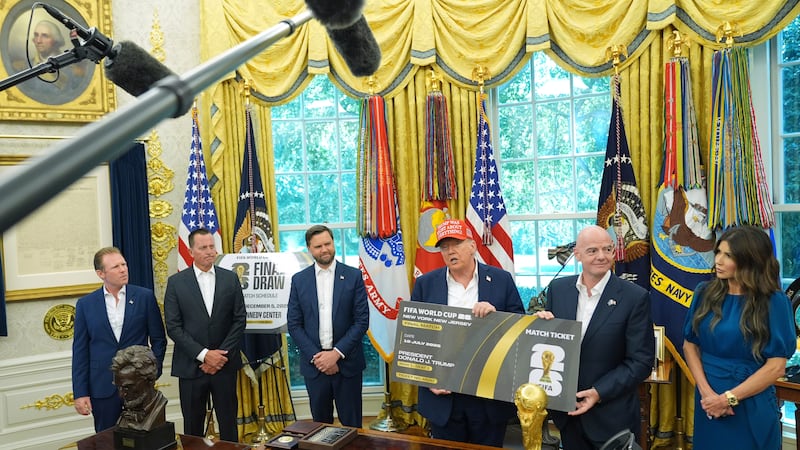 ARCHIVO - Fotodel 22 de agosto del 2025, el presidente Donald Trump habla en la Oficina Oval...