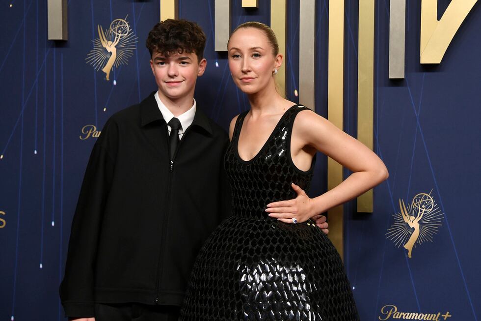 Owen Cooper, izquierda, y Erin Doherty llegan a la 77.ª edición de los Premios Emmy el domingo...