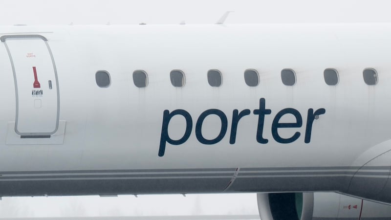 Un avión de Porter, el domingo 30 de marzo de 2025, en Ottawa. (Adrian Wyld/The Canadian Press...