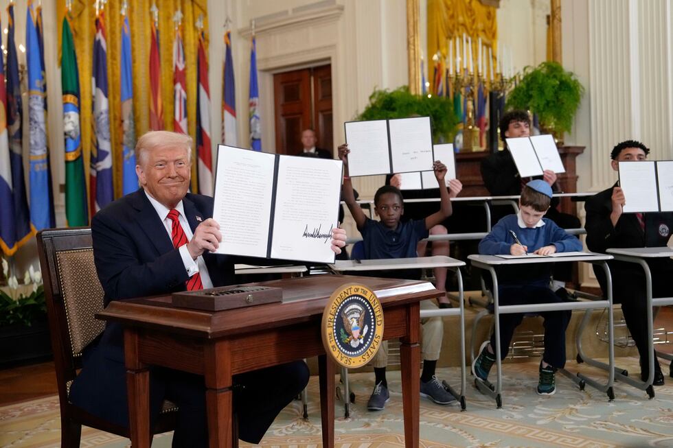 El presidente de Estados Unidos, Donald Trump, en el momento en que firma la orden ejecutiva...