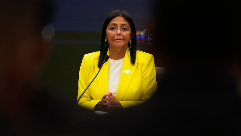 ARCHIVO – La vicepresidenta y ministra del petróleo de Venezuela, Delcy Rodríguez, ofrece una...