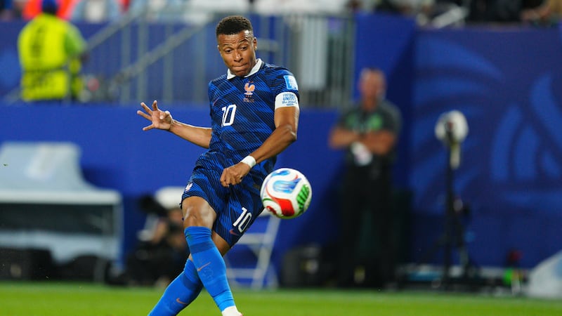Kylian Mbappé, de la selección de Francia, tira a gol durante el partido del Mundial disputado...