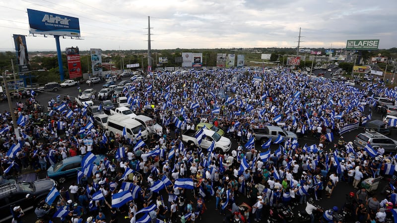 ARCHIVO - Una multitud protesta en la glorieta Jean Paul Genie contra el gobierno del...