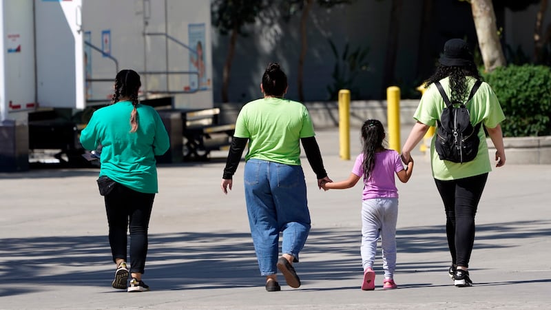 Una niña con empleadas de un refugio para niños migrantes en Pomona, California, el 2 de julio...
