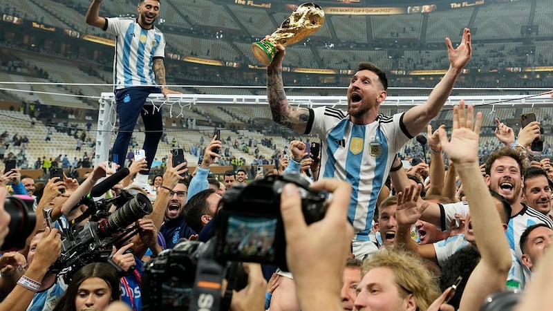 ARCHIVO - Lionel Messi alza el trofeo de la Copa del Mundo tras vencer a Francia en la final,...